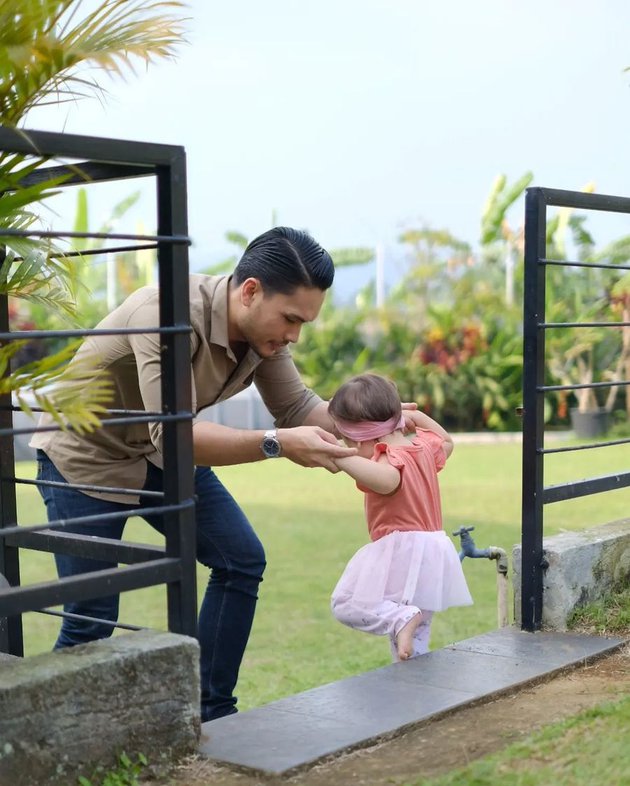 Randy Pangalila momong buah hati © Instagram Randy Pangalila momong buah hati © Instagram