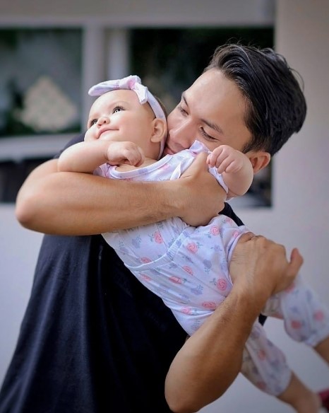 Randy Pangalila momong buah hati © Instagram Randy Pangalila momong buah hati © Instagram