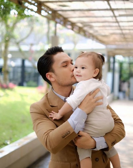 Randy Pangalila momong buah hati © Instagram Randy Pangalila momong buah hati © Instagram