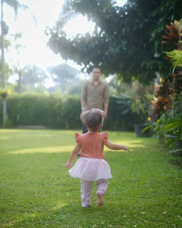 Randy Pangalila momong buah hati © Instagram Randy Pangalila momong buah hati © Instagram