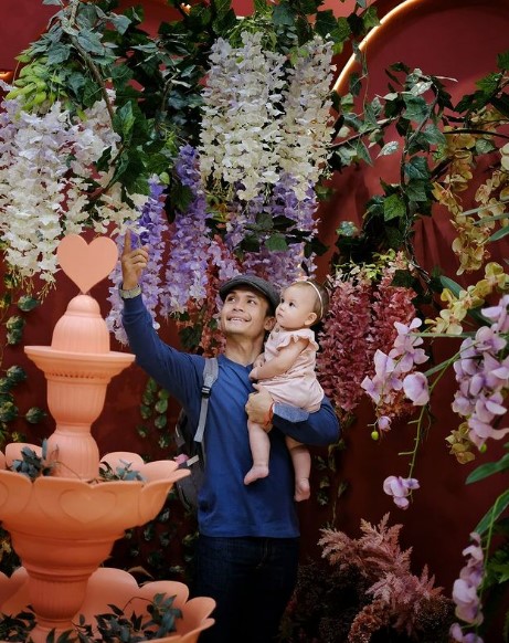 Randy Pangalila momong buah hati © Instagram Randy Pangalila momong buah hati © Instagram