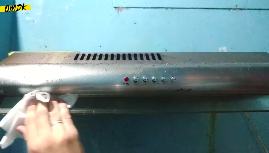 Cara mudah bersihkan cooker hood dan filternya agar terbebas dari noda minyak serta kotoran menempel