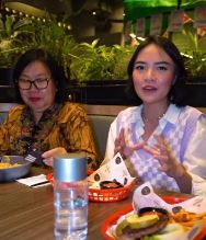 seleb datangi Karen'S Diner © 2022 berbagai sumber