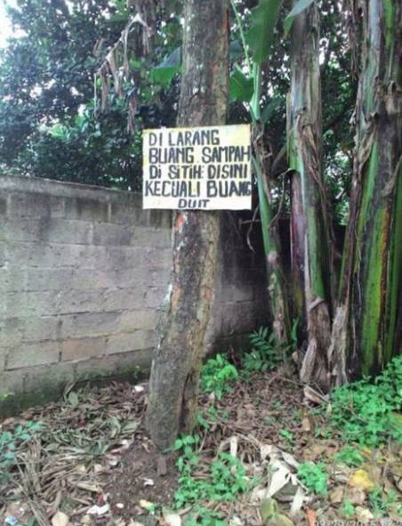 peringatan di tempat umum absurd © berbagai sumber