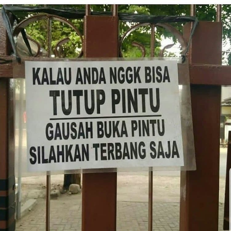 peringatan di tempat umum absurd © berbagai sumber