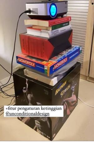 Tingkah orang gunakan alas barang elektronik © 2022 Instagram 