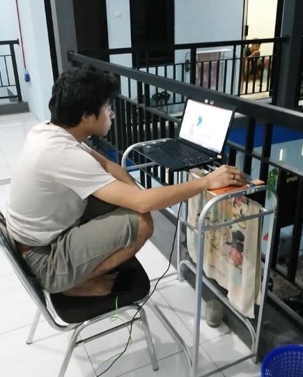 Tingkah orang gunakan alas barang elektronik © 2022 Instagram 