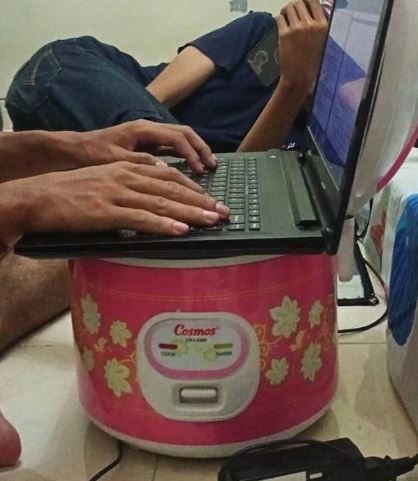 Tingkah orang gunakan alas barang elektronik © 2022 Instagram 