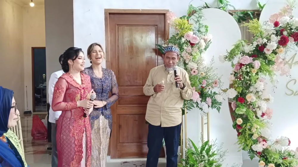 beda gaya Indah Permatasari dan adik di lamaran © berbagai sumber