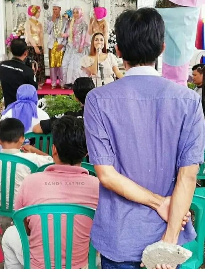 tingkah kocak orang kondangan © berbagai sumber tingkah kocak orang kondangan © berbagai sumber