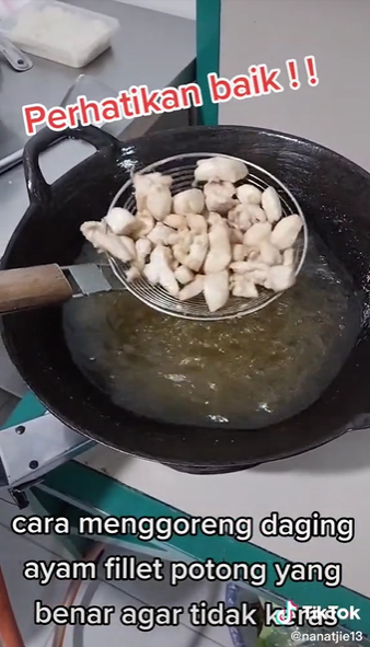 Trik jitu goreng daging ayam fillet agar teksturnya tidak keras, antigagal