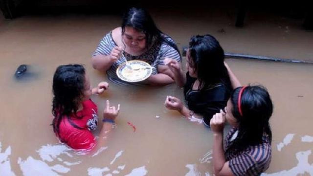 aksi kocak cewek makan © berbagai sumber