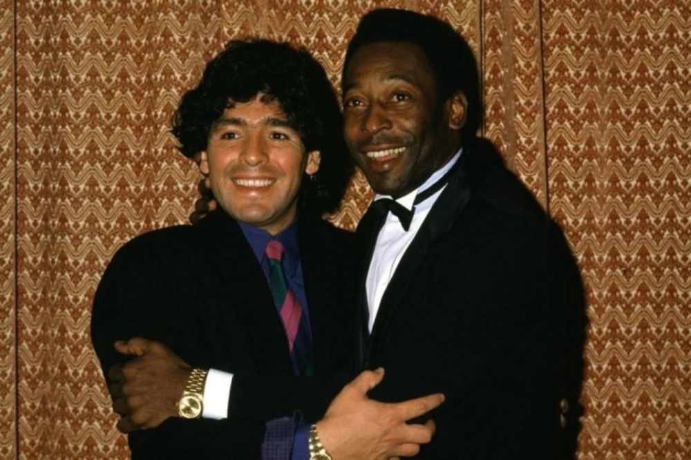 Berdoa bisa main sepakbola di surga, ini 11 potret persahabatan dua legenda dunia Pele dan Maradona
