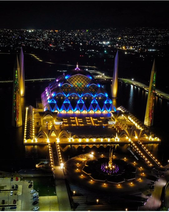 Potret megah dan artistik Masjid Raya Al Jabbar Berbagai sumber Potret megah dan artistik Masjid Raya Al Jabbar Berbagai sumber