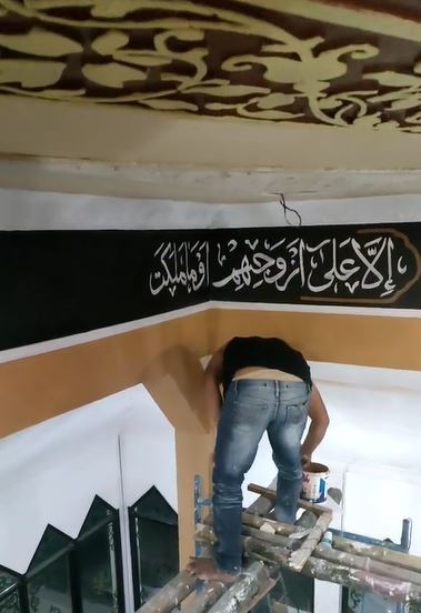 Potret pria bertato jago lukis kaligrafi di masjid, hasil karyanya panen sanjungan
