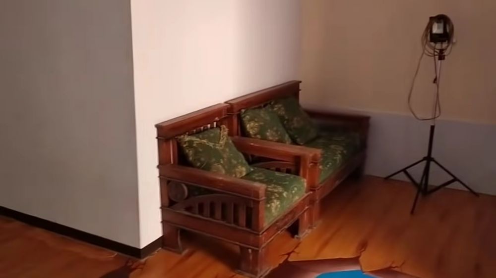 rumah triplek dalamnya mewah © YouTube/Abiza TV