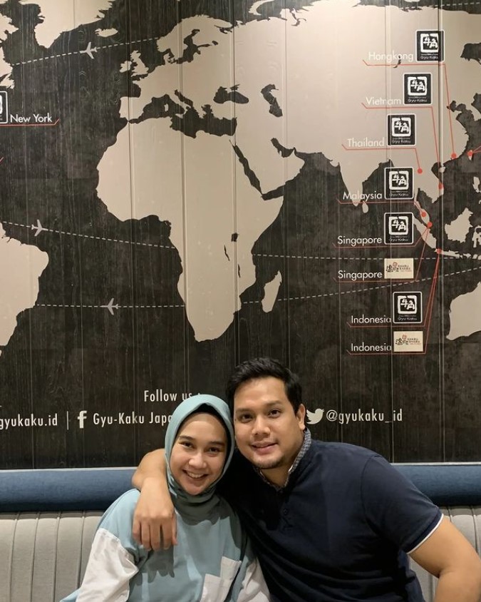 Genta Buana bareng pasangan harmonis © berbagai sumber