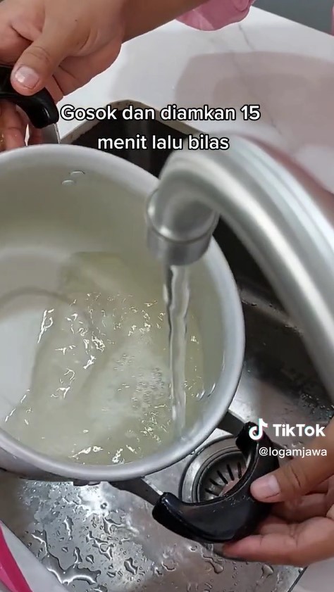 Nggak pakai sabun, ini trik simpel bersihkan noda kunyit di panci
