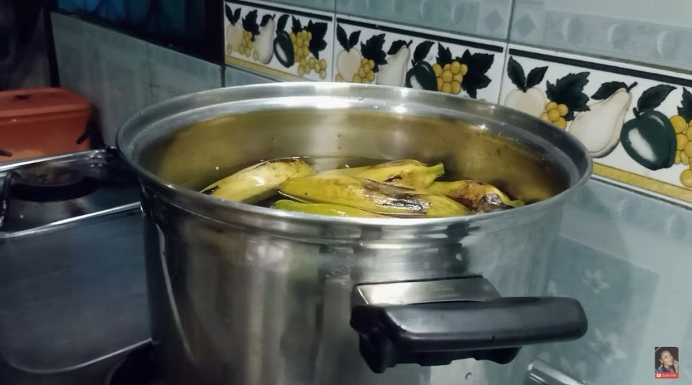 Cara sederhana merebus pisang kepok agar warnanya tetap cerah dan tak menghitam
