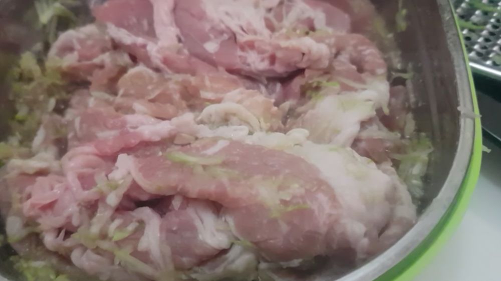 Trik menghilangkan bau amis daging setelah disimpan di kulkas, cuma pakai satu bahan