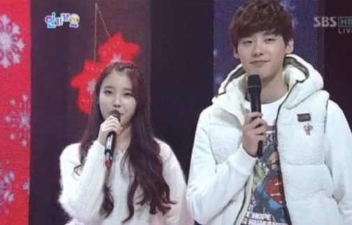 potret kebersamaan lee jong-suk dan iu di acara musik © berbagai sumber