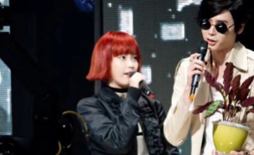 potret kebersamaan lee jong-suk dan iu di acara musik © berbagai sumber