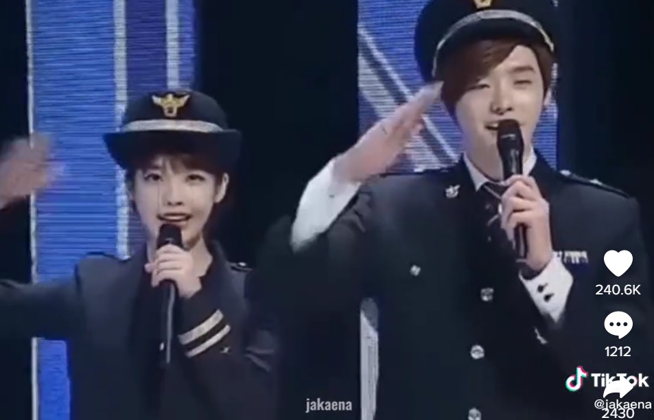 potret kebersamaan lee jong-suk dan iu di acara musik © berbagai sumber