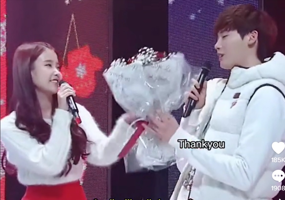 potret kebersamaan lee jong-suk dan iu di acara musik © berbagai sumber