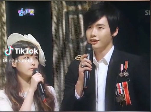 potret kebersamaan lee jong-suk dan iu di acara musik © berbagai sumber