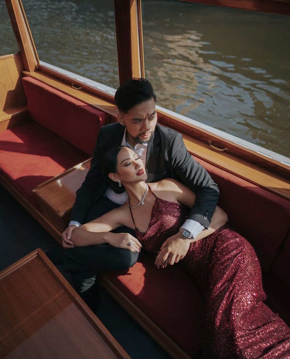 Puteri Indonesia 2020 akan lepas lajang, 11 potret romantis prewedding Ayu Maulida di kanal Belanda