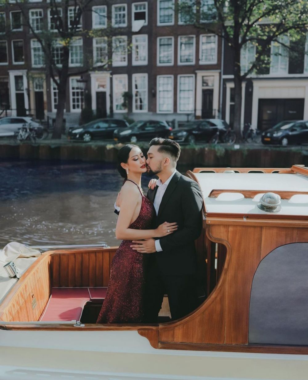 Puteri Indonesia 2020 akan lepas lajang, 11 potret romantis prewedding Ayu Maulida di kanal Belanda