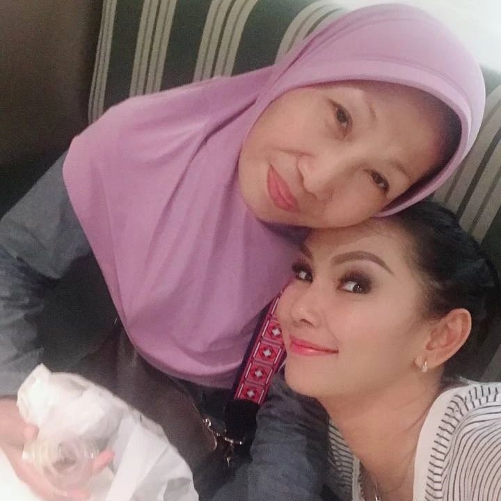 potret kebersamaan seleb & ibu © berbagai sumber potret kebersamaan seleb & ibu © berbagai sumber