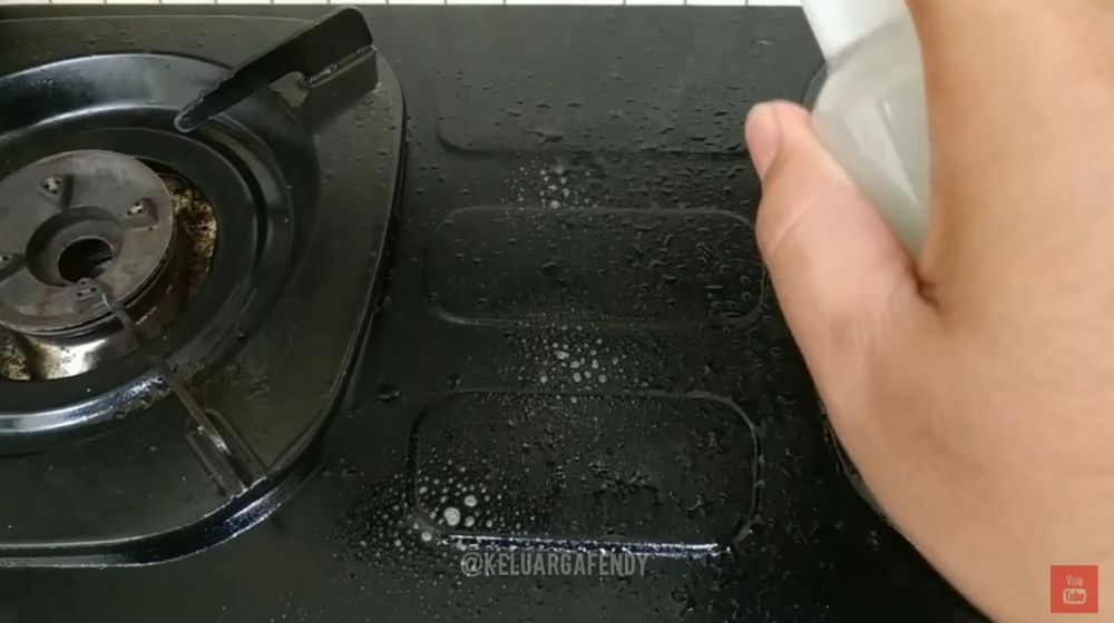 Cara mudah membersihkan kompor licin bekas minyak, berkilau seperti baru