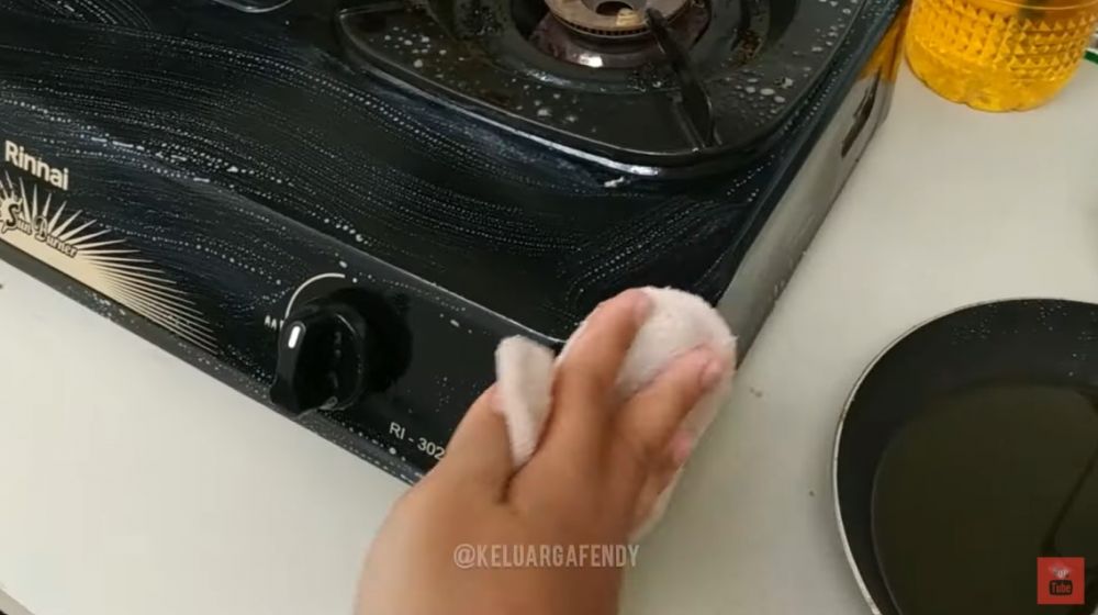 Cara mudah membersihkan kompor licin bekas minyak, berkilau seperti baru