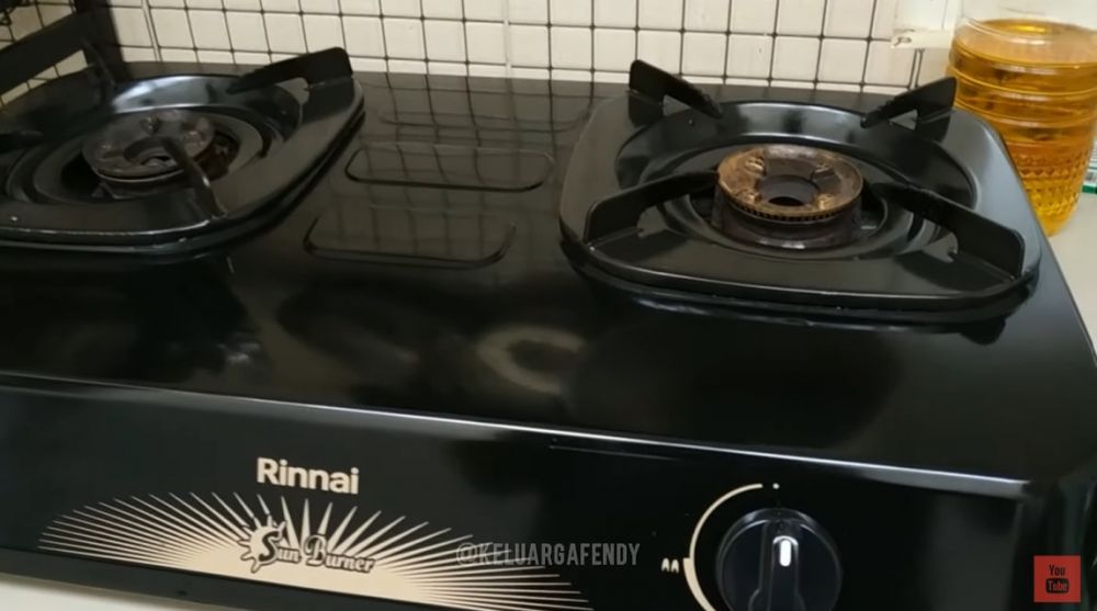 Cara mudah membersihkan kompor licin bekas minyak, berkilau seperti baru