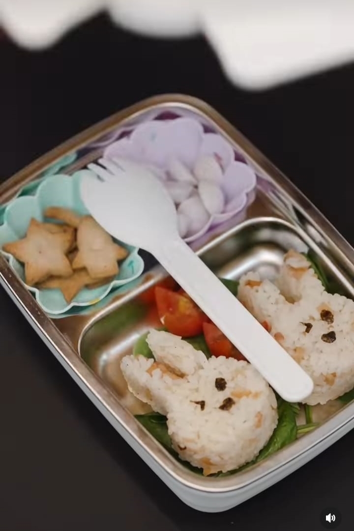 10 Inspirasi bekal anak ala Sharena Delon, komplet dan platingnya kece