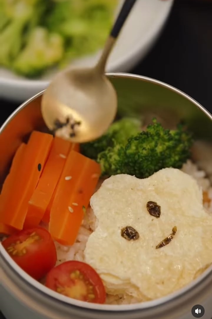 10 Inspirasi bekal anak ala Sharena Delon, komplet dan platingnya kece