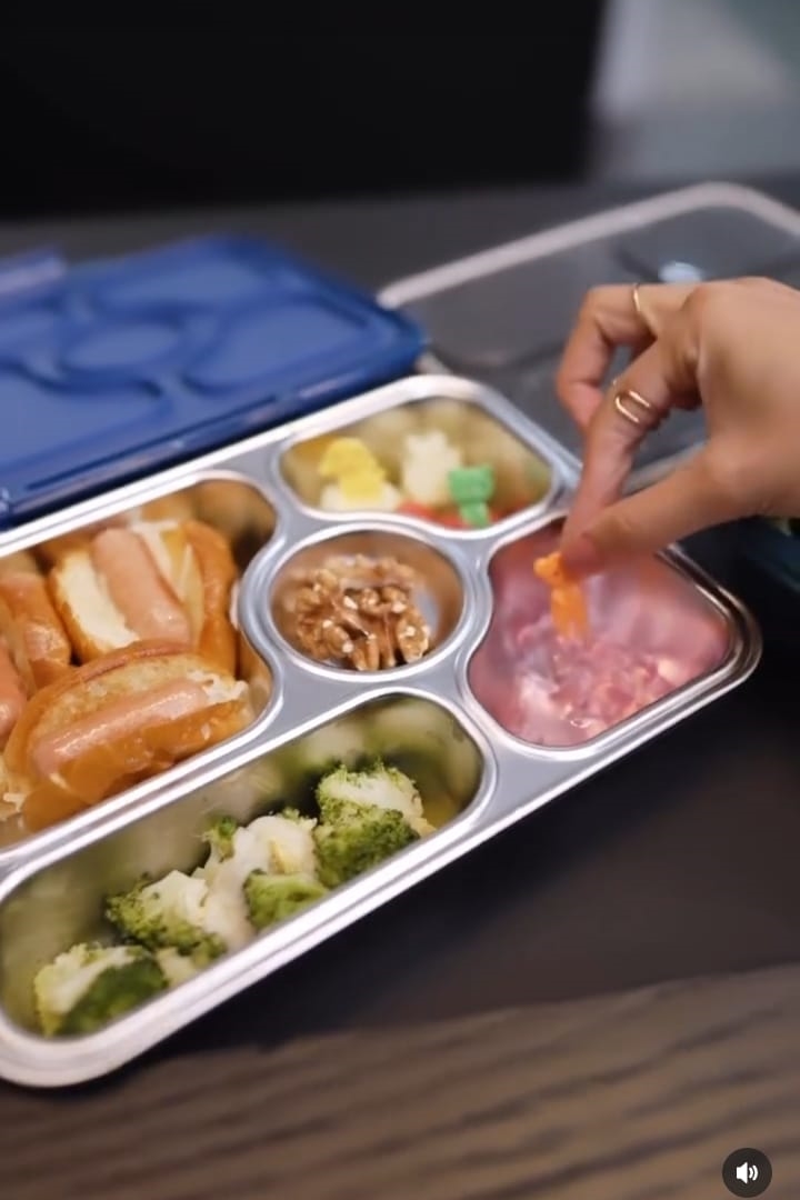 10 Inspirasi bekal anak ala Sharena Delon, komplet dan platingnya kece