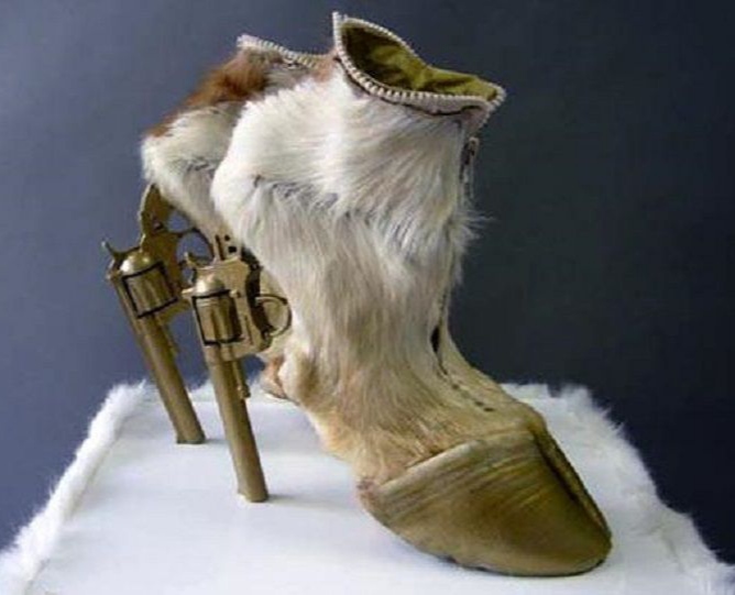 15 Potret kocak heels dengan desain out of the box, minat beli?