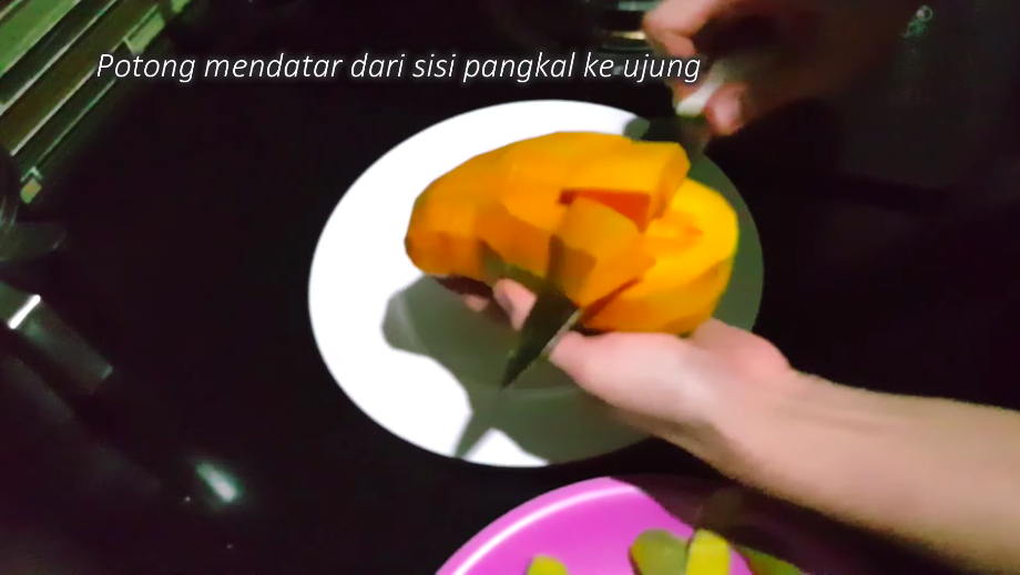 Jangan keliru, ini cara memotong mangga agar rapi dan tidak lembek