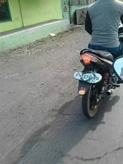 orang tunjukin plat nomor tapi nyeleneh © berbagai sumber orang tunjukin plat nomor tapi nyeleneh © berbagai sumber