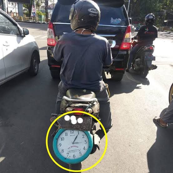 orang tunjukin plat nomor tapi nyeleneh © berbagai sumber orang tunjukin plat nomor tapi nyeleneh © berbagai sumber