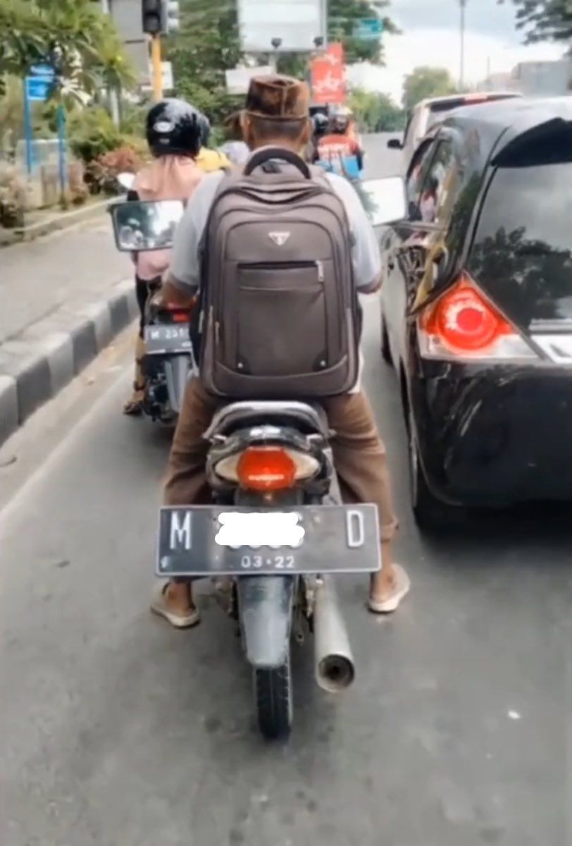 orang tunjukin plat nomor tapi nyeleneh © berbagai sumber orang tunjukin plat nomor tapi nyeleneh © berbagai sumber