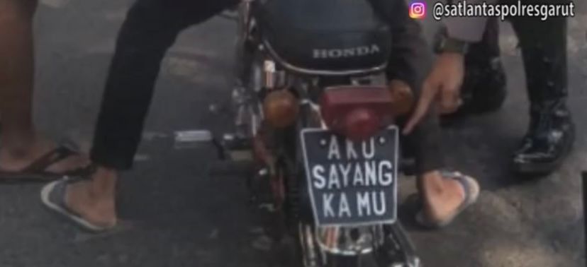 orang tunjukin plat nomor tapi nyeleneh © berbagai sumber