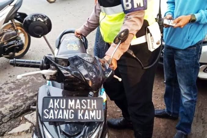 orang tunjukin plat nomor tapi nyeleneh © berbagai sumber