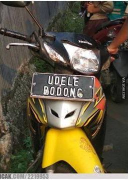 orang tunjukin plat nomor tapi nyeleneh © berbagai sumber