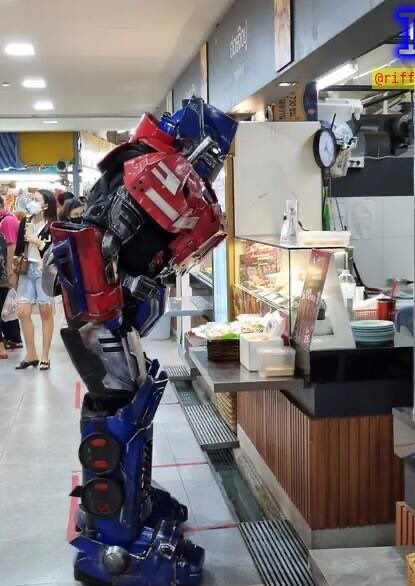 orang kostumnya nyeleneh pas belanja © berbagai sumber