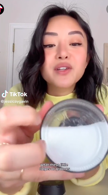 Praktis dan cepat, ini trik menaburkan bumbu bubuk yang ada di dalam botol