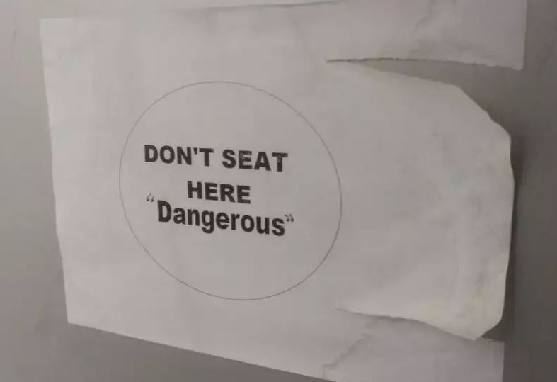 Salah tulis bahasa Inggris di pamflet Berbagai sumber