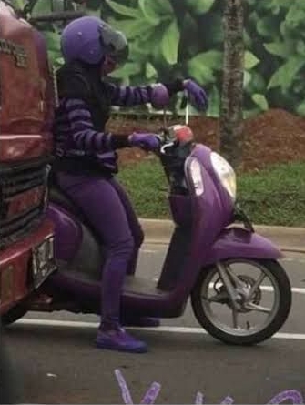 orang motoran pakai baju senada © berbagai sumber